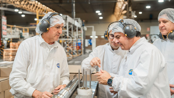 Marcelo Orrego en su visita a la fábrica de Arcor.
