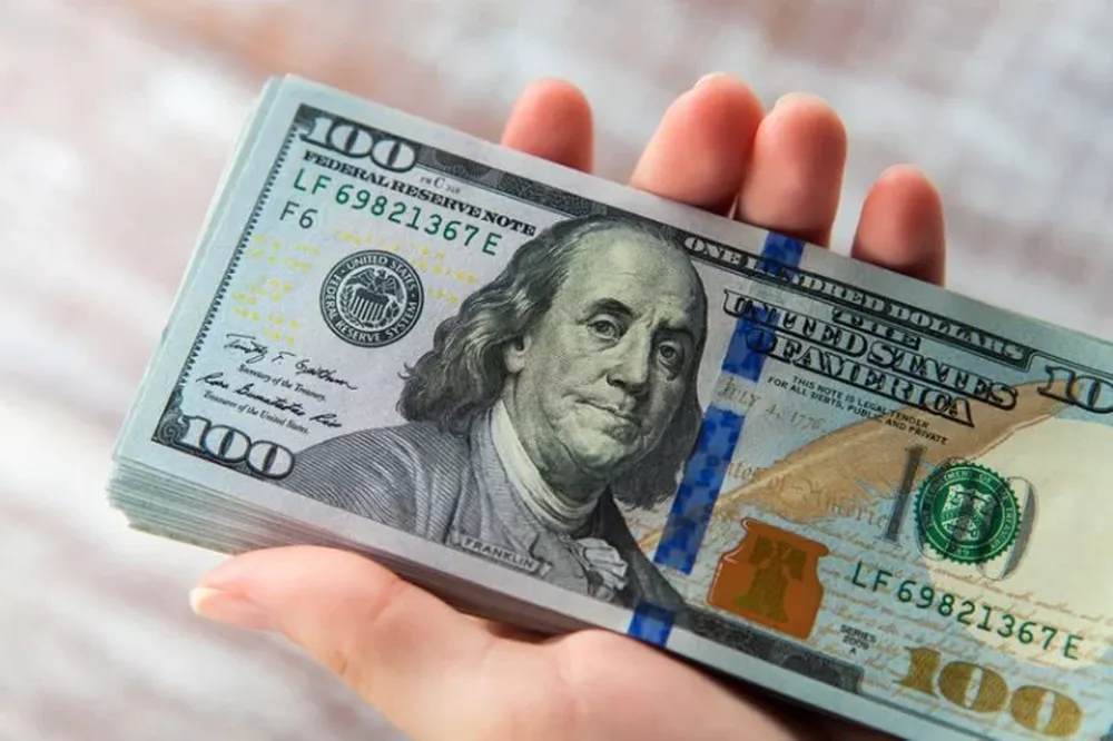 El dólar blue trepó cuatro pesos y el oficial avanzó 17 centavos