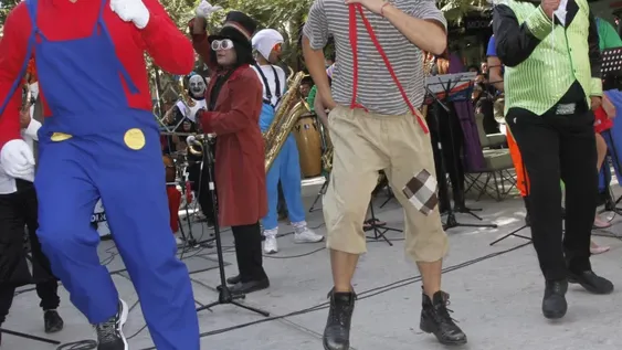 Los policías hicieron bailar a niños y a grandes con su show musical