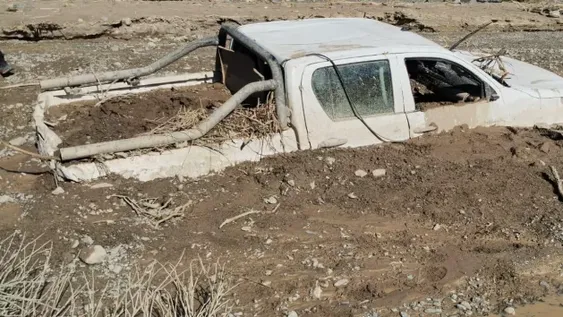 TOTALMENTE  ENTERRADA. Así quedó la Toyota Hilux arrastrada por una gran creciente en medio de la oscuridad de la noche.