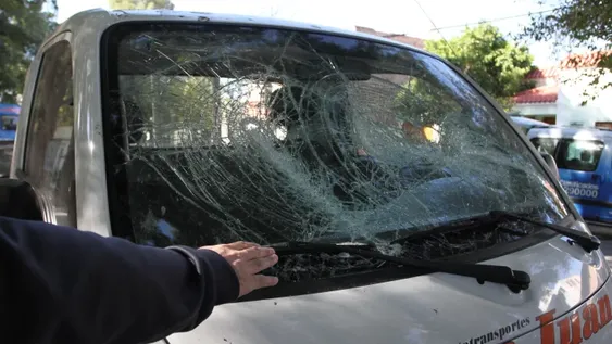 Por el tránsito, lo persiguió enajenado varios km hasta que le dio una brutal paliza