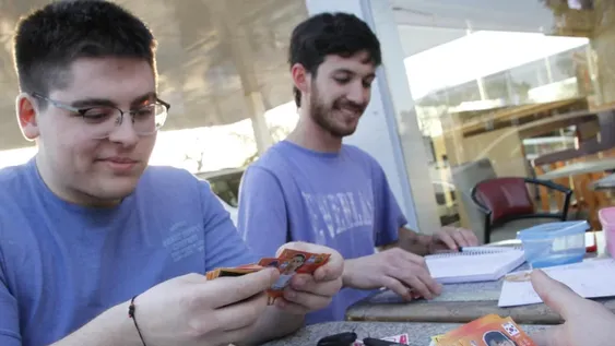 Las tácticas de los fanáticos locales para llenar el álbum de figuritas del Mundial