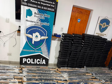 circulaba con un arsenal de 131 armas de guerra, lo descubrieron en un control vehicular y quedo detenido