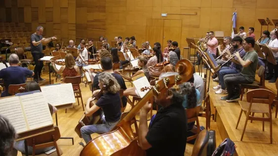 AMIGO DE LA CASA, César Iván Lara -que también abrió la actual temporada- vuelve a dirigir a la Sinfónica de la UNSJ. ( Foto Archivo )