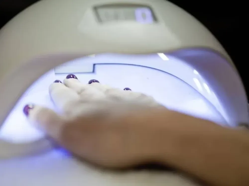 Tuvo cáncer en un dedo e investigan si fue por las lámparas de esmaltado semipermanente