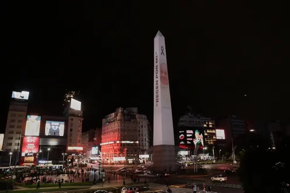 Monumentos del mundo rindieron homenaje al Papa Francisco por su fallecimiento