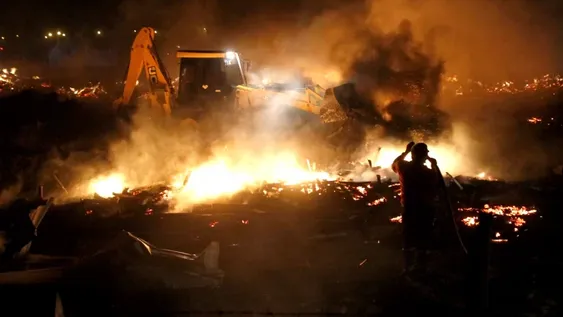 Las impresionantes imágenes del incendio que consumió una pasera en Albardón