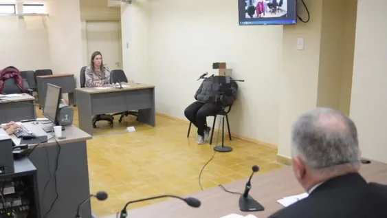 Denunció que su pareja violaba a su hija, ahora la investigan por cooperar con él