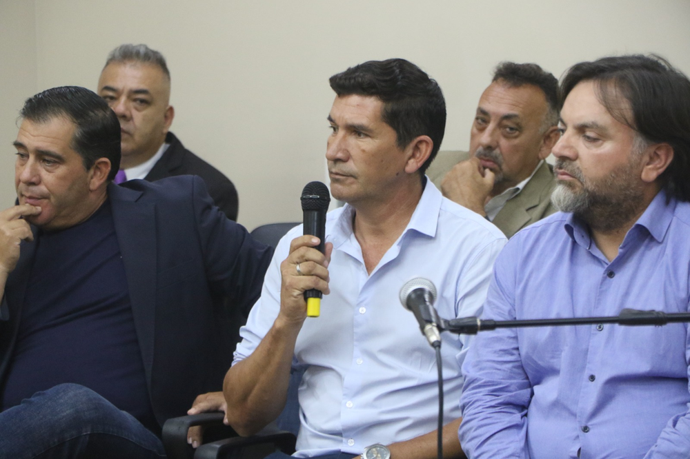 En la primera audiencia, José Castro, el concejal Roberto López y el presidente del Concejo, Alberto De Los Ríos.&nbsp;