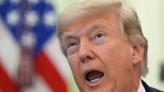 El presidente Donald Trump habla durante un acto para firmar una proclamación sobre la industria pesquera, en el Despacho Oval de la Casa Blanca