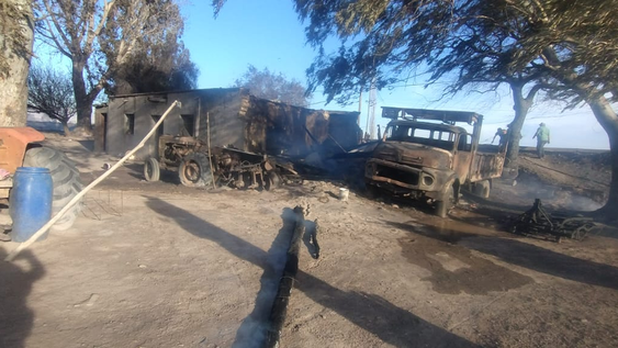 incendio en las tapias: una casa quedo destruida y ocho personas fueron trasladadas al hospital