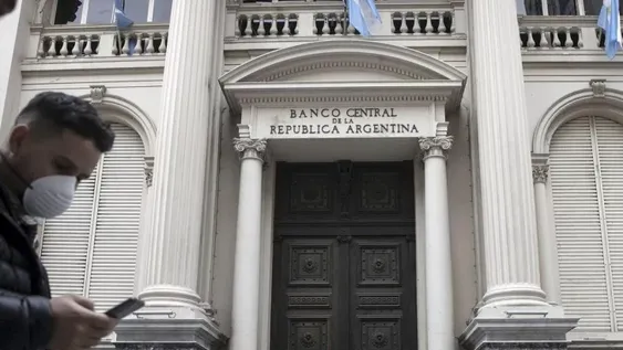 El Banco Central analiza subir al 100% las tasas de interés