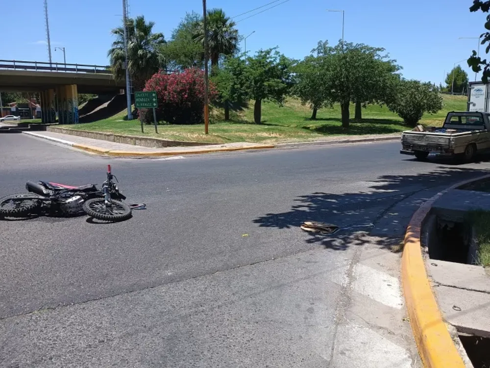 Motociclista sufrió severa fractura tras colisionar con una camioneta en Avenida Libertador