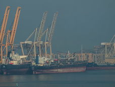 El cierre del estrecho de Ormuz es crítico porque es la vía exclusiva de salida de los buques petróleros desde las plantas árabes. El cierre del estrecho de Ormuz es crítico porque es la vía exclusiva de salida de los buques petróleros desde las plantas árabes.