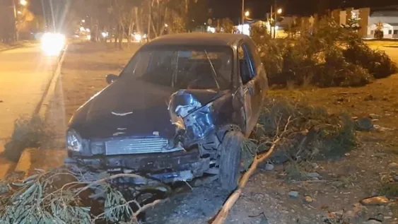Un conductor hizo casi una cuadra sobre cemento fresco y el auto quedó atrapado