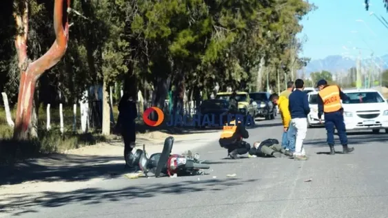 Dos motociclistas heridos luego de protagonizar un choque