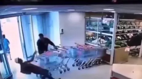 Quiso robar en un supermercado y un empleado lo noqueó con una botellita de gaseosa
