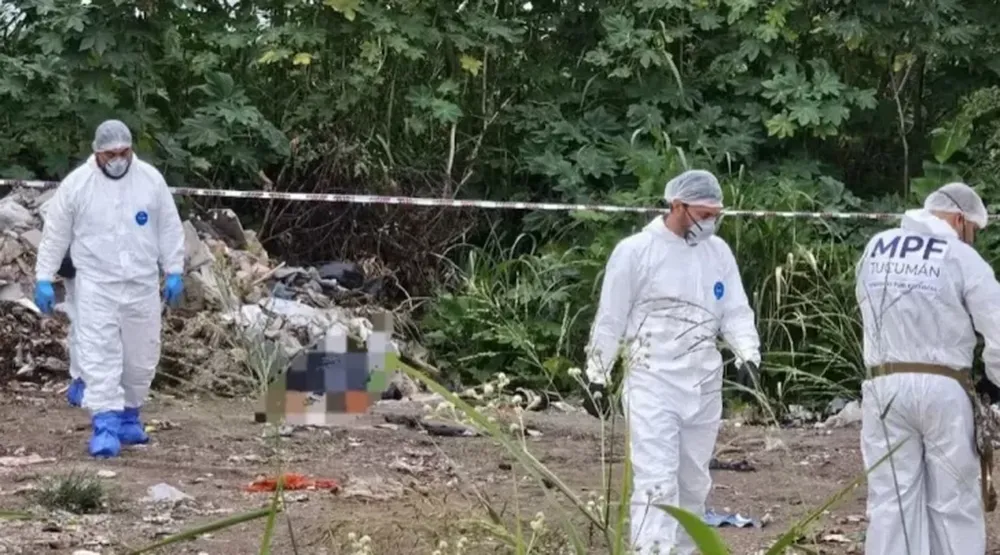 Macabro hallazgo: encontraron el cuerpo de una joven envuelto en bolsas en un descampado