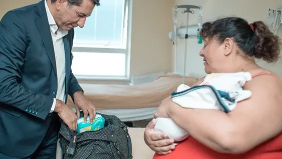 Visita especial a Máximo, primer bebé del 2020