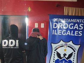 La Policía allanó dos viviendas, secuestró cocaína y dinero: dos personas quedaron detenidas
