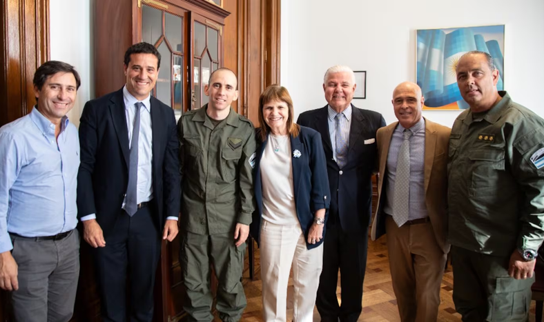 Nahuel Gallo se reunió con Patricia Bullrich y otros legisladores en el Senado.