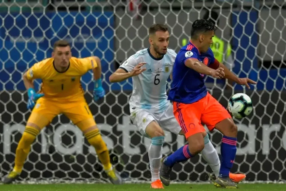 El error de Armani que casi termina en gol