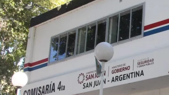 A mano armada, dos ladrones asaltaron un local de ropa y huyeron con $45 mil y una moto