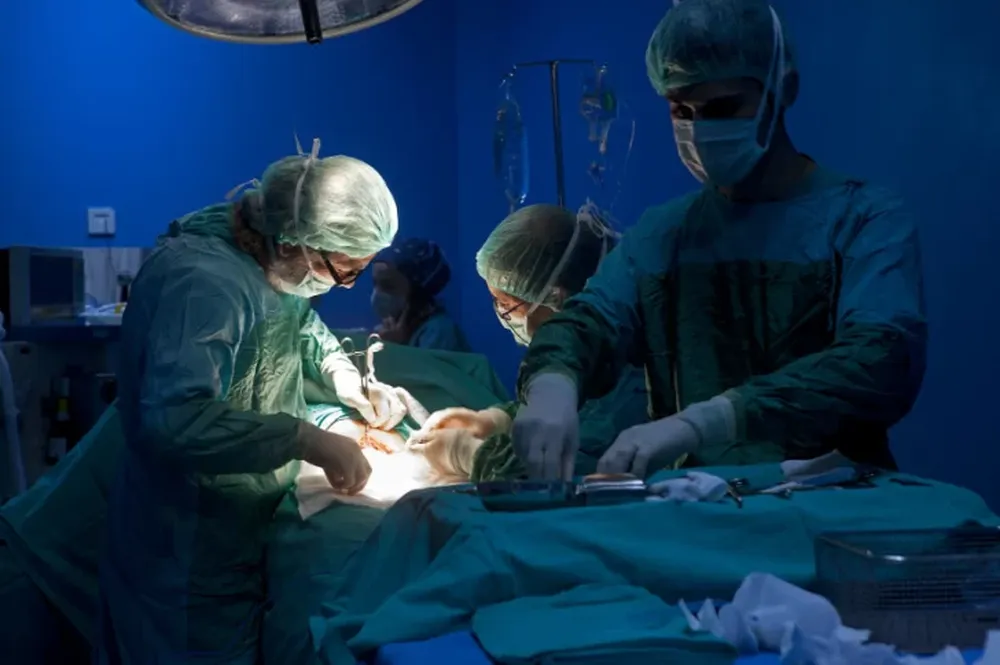 Entró el quirófano por una simple fisura de tibia y salió muerto: su padre denuncia mala praxis
