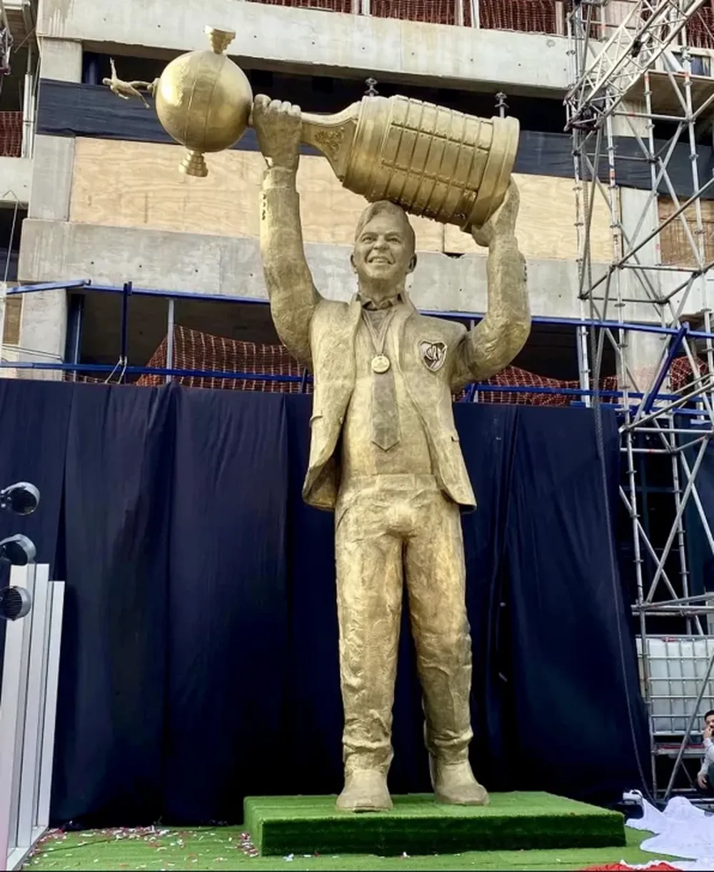 La escultora de la estatua de Gallardo justificó el tamaño de los genitales de su obra