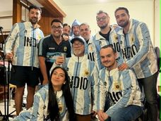 Las diferentes etapas del Indio Solari sonarán en el Kümmel con El Pela Aguilera, Vía 66 y equipo.&nbsp;