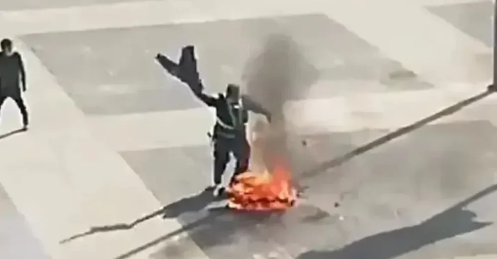 IMÁGENES FUERTES: hombre se prendió fuego frente a la Casa de Gobierno