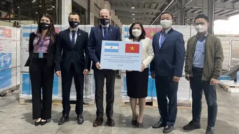 Llegaron a Vietnam 500 mil dosis de vacunas donadas por Argentina