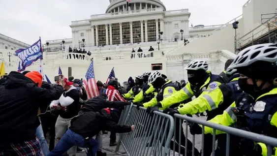 Manifestantes irrumpieron en el Capitolio y declararon el toque de queda en Washington
