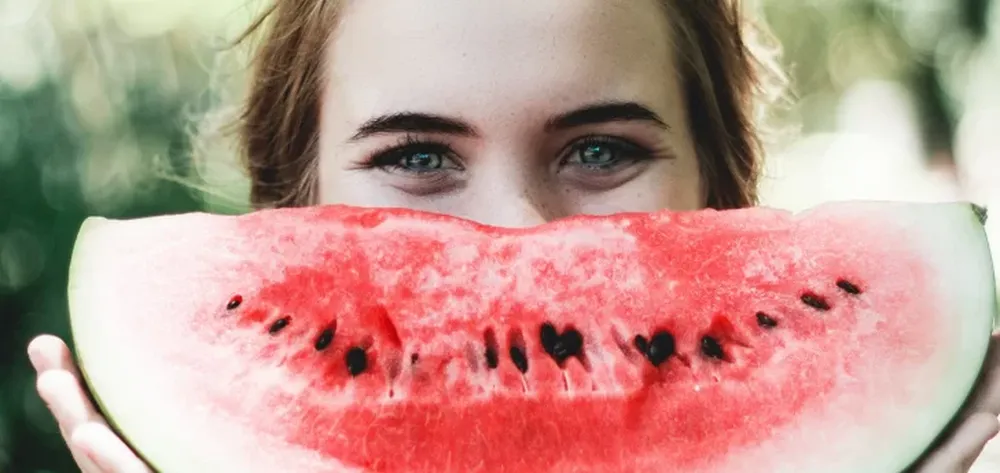 La felicidad de la mano de frutas y verduras