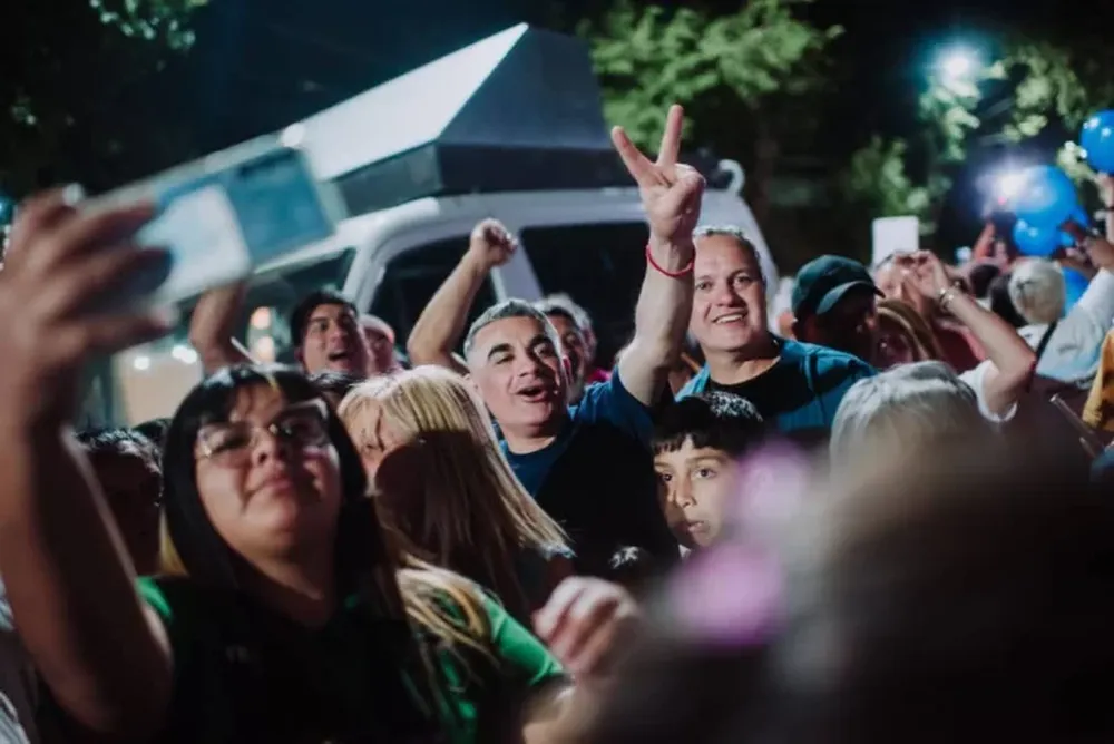 Con los dedos en V, Fabián Gramajo.-