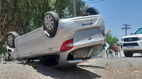 Uno de los autos accidentados. Foto: gentileza Albardón Noticias.