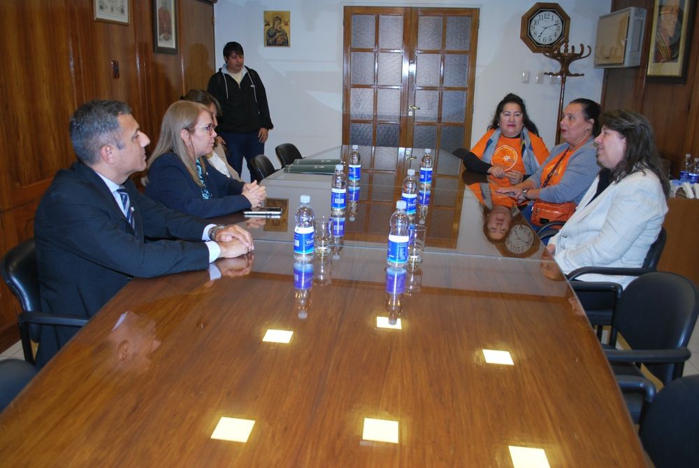 La rectora de la UCCuyo, María Laura Simonassi, y la presidenta de la Fundación Javier Caselles, Graciela Caselles, firmaron un acuerdo de colaboración entre ambas instituciones.