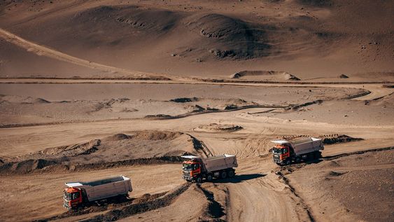 vicuna incorporo flota de camiones para comenzar con trabajos tempranos