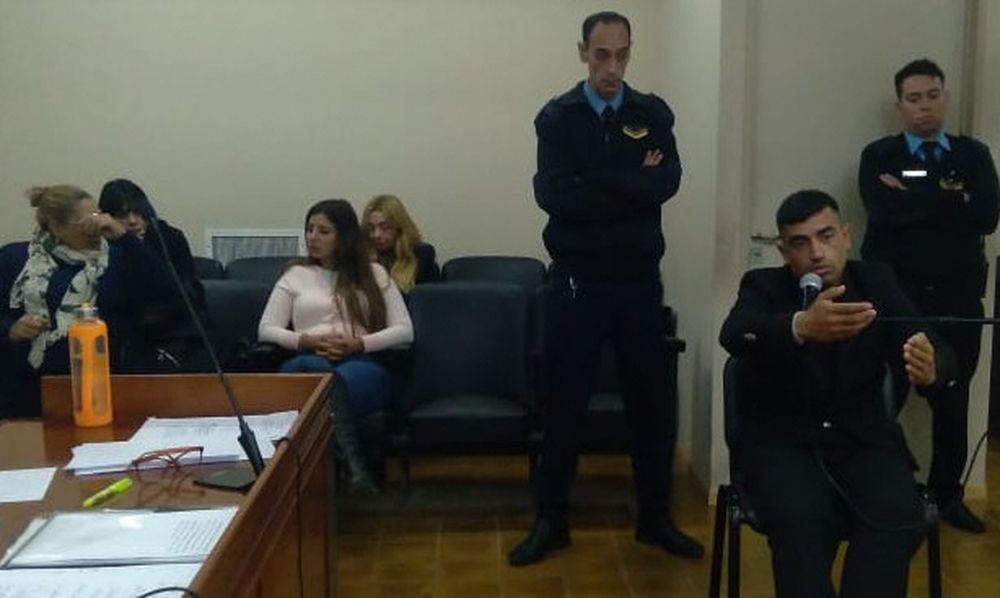 EL OFICIAL SUBINSPECTOR, Ricardo Rodríguez (derecha) ayer, insistió ante el tribunal en que nunca tuvo la intención de matar al camionero. Atrás, la familia de la víctima.