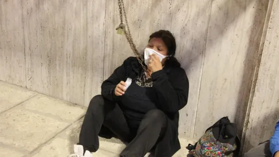 Desesperada y sin respuestas, se encadenó en Tribunales para que liberen a su hijo: “Es inocente”