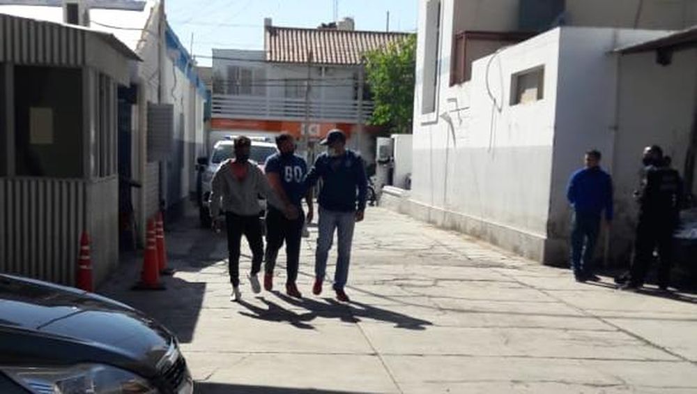 Atraparon a los motochorros que atacaron a comerciante en plena vereda para robarle $1 millón