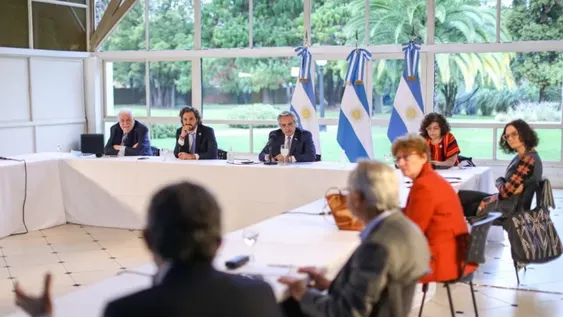 Alberto Fernández y expertos analizan la extensión de la cuarentena hasta el 8 de junio