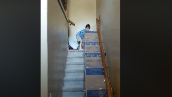 Construyó un tobogán de cartón para que sus hijos no salgan de casa en cuarentena