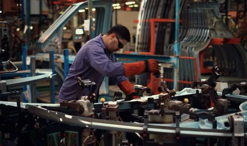 La industria cayó 3,2% interanual en enero.
