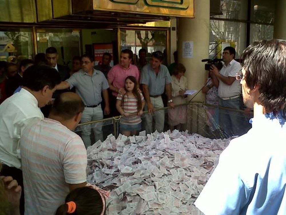 Un cartero, dueño del 0Km de la Caja de Acción Social