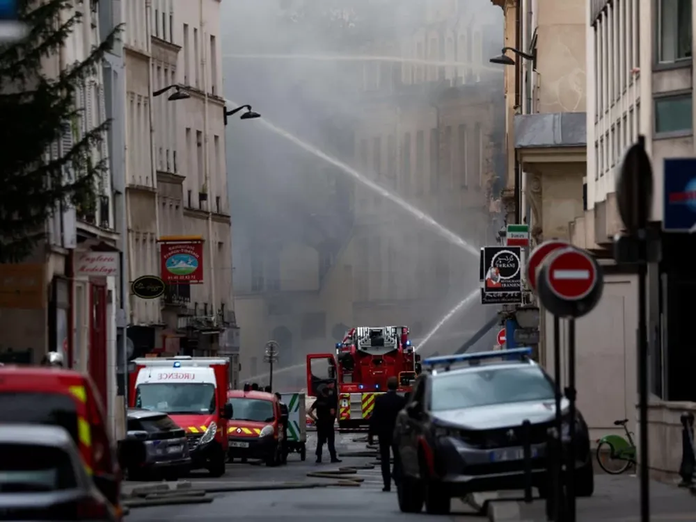 Una fuerte explosión daña varios edificios en el centro de París sin reporte inicial de víctimas