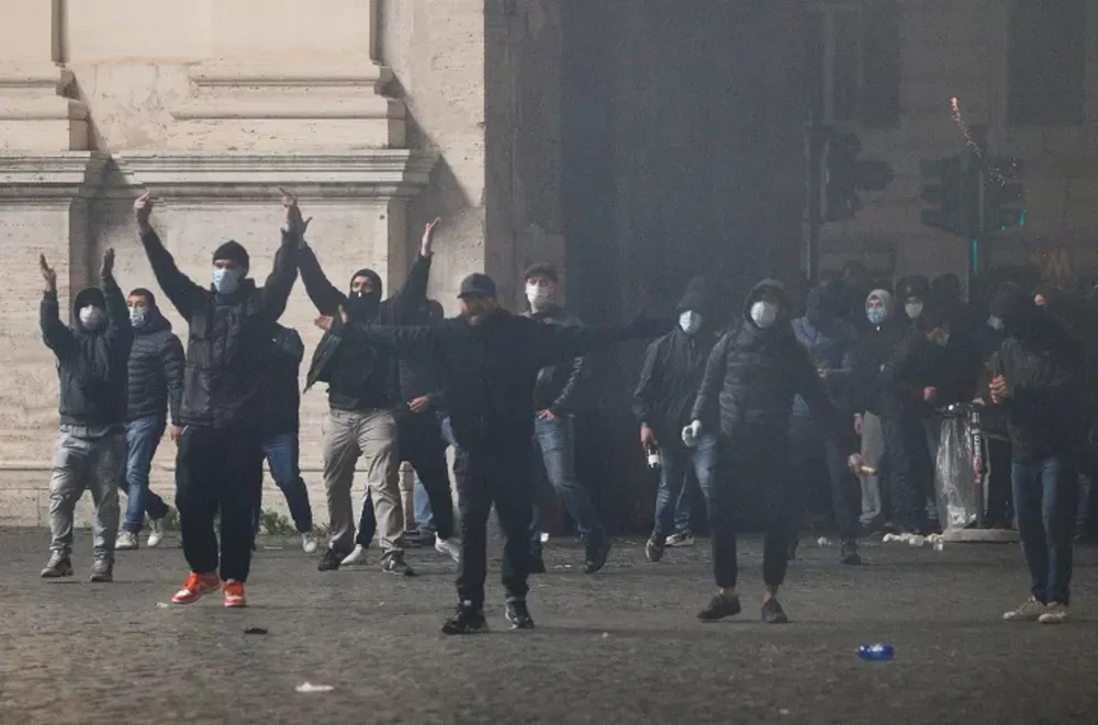 Italia intenta aplacar el gran malestar social por las medidas de restricción