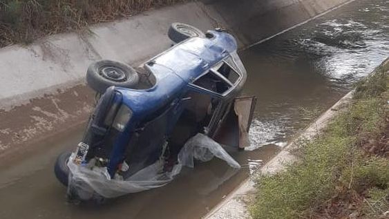 Santa Lucía: se le rompió el auto y lo tiró al canal