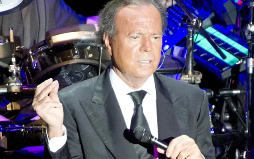 Julio Iglesias demanda a la vicepresidenta española, por las acusaciones públicas de “abusos sexuales”