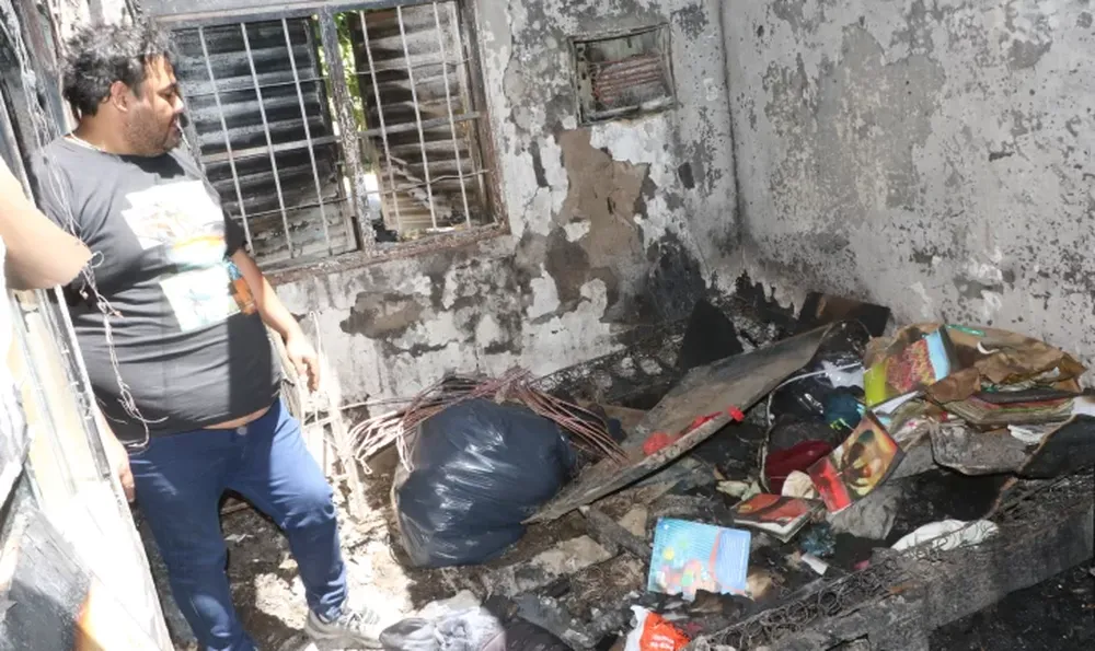 JONATHAN PASTÉN (36) en la habitación donde el menor de sus hijos inició el devastador incendio. Si alguien desea colaborar con la familia afectada puede llamar al 264-5246593.